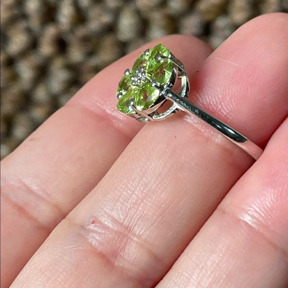 NWT Natural Peridot Floral Ring in 925 Sterling Silver Size 8